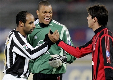 记者：汪士钦这张红牌就是多年来中国足球陋习的真实写照（记者：汪士钦这张红牌，正是中国足球多年积弊的缩影）