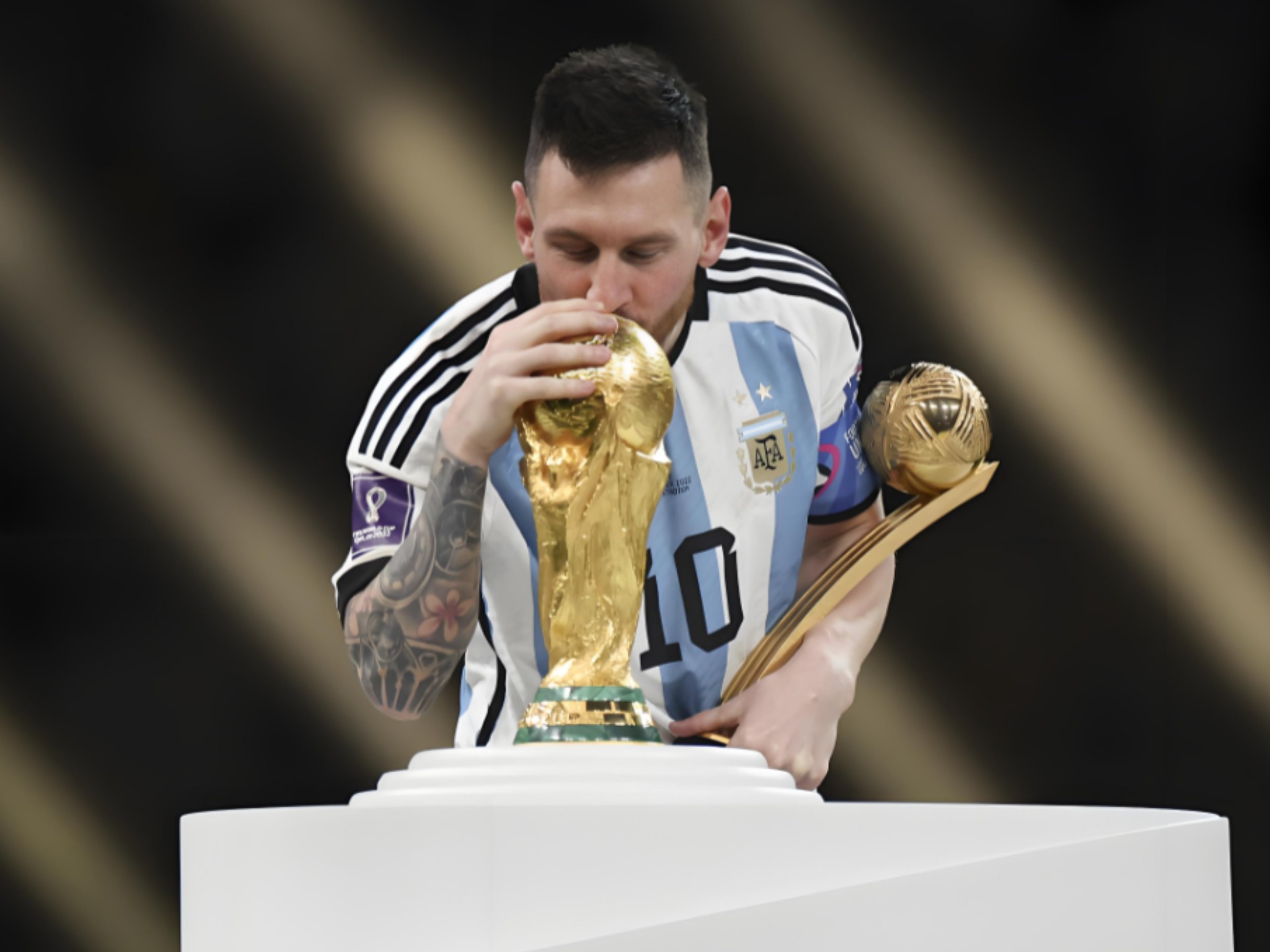 足球欧联杯精彩倒钩破门当选本周最佳进球（欧联杯惊艳倒钩破门获评本周最佳进球）