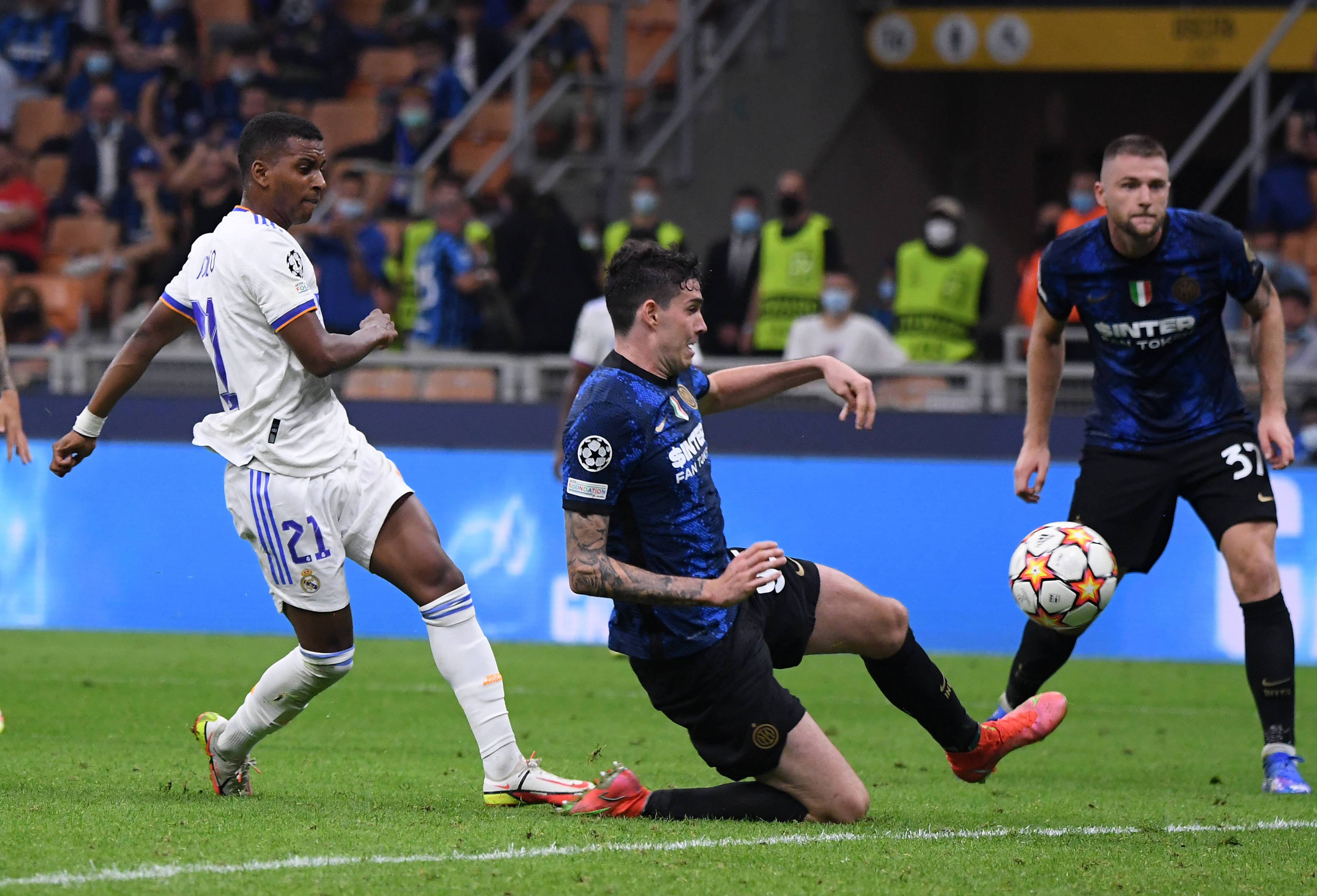 马刺半场4人得分上双，命中11记三分领先鹈鹕20分