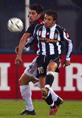 劳塔罗国米生涯欧冠62次出场并列队史第二，仅次于萨内蒂（劳塔罗欧冠为国米出场62次，追平队史第二，仅逊萨内蒂）