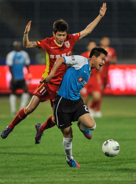 许尔策勒：客战枪手你不能一味退守，要勇敢地踢出自己的风格（许尔策勒：客场挑战阿森纳不能一味死守，必须勇敢打出自身风格）