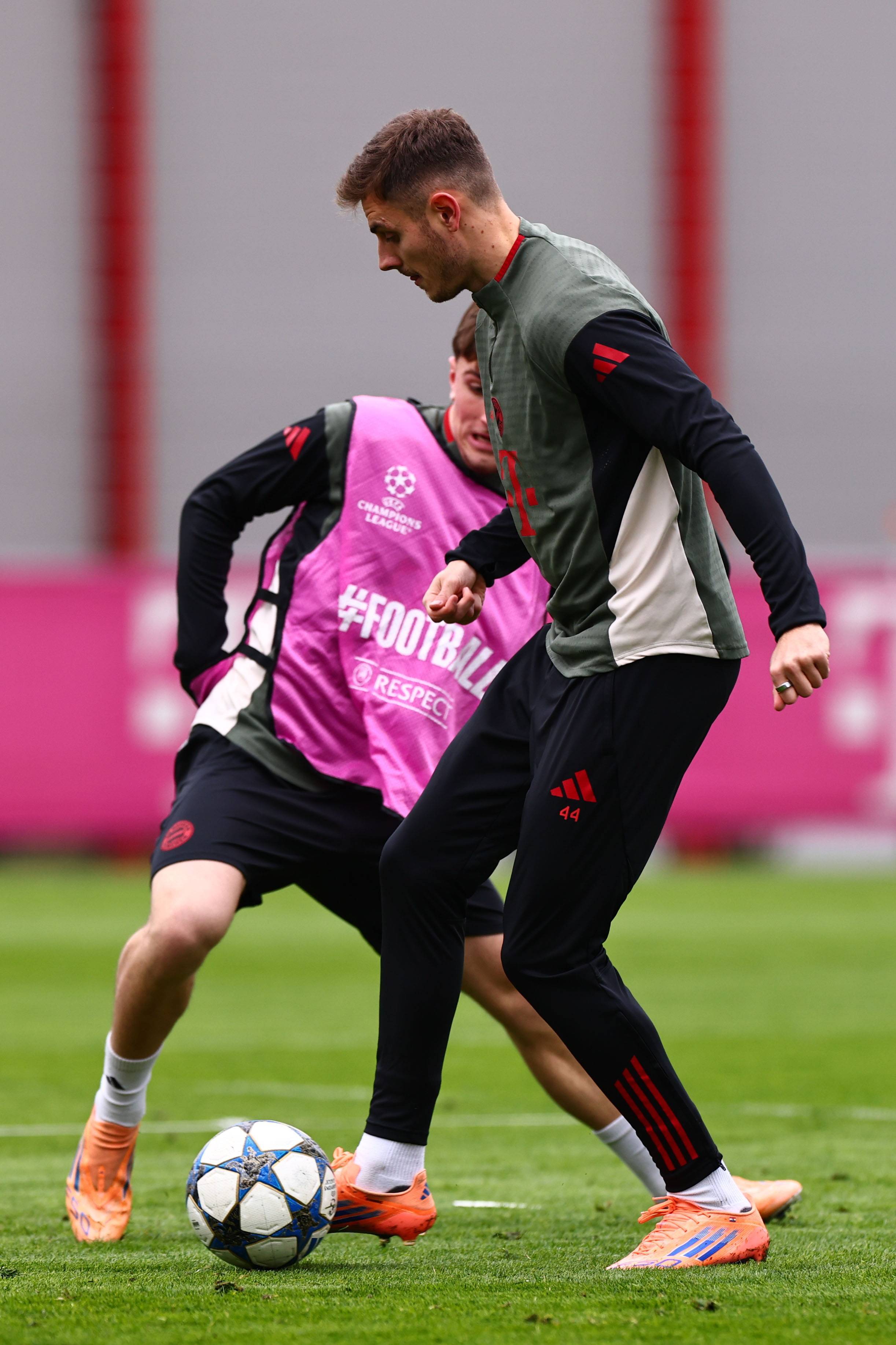 B席48次英超助攻超越阿圭罗，曼城队史仅次于丁丁和D席