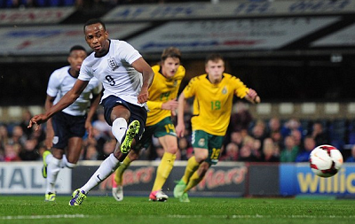 早日归来！33岁巴西球星内马尔晒病床照确认接受手术（33岁内马尔晒病床照证实已手术，盼早日回归）